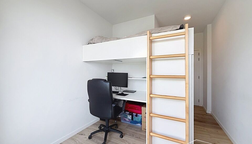Goed en centraal gelegen, vlak bij de Antwerpse studentenwijk, bevindt zich deze volledig ingerichte studentenkamer in Campus Eilandje met een netto rendement 4.5%. Dit stijlvolle complex combineert een hotel, studentenhuisvesting en appartementen in &eacute;&eacute;