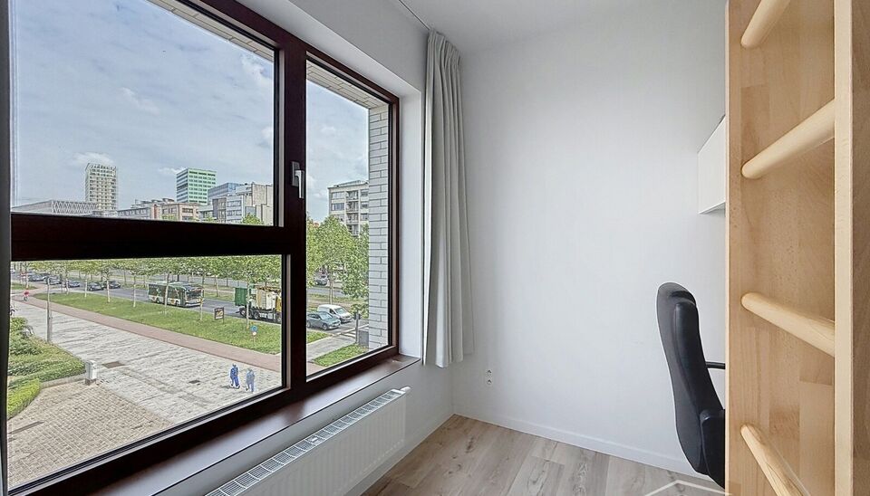 Goed en centraal gelegen, vlak bij de Antwerpse studentenwijk, bevindt zich deze volledig ingerichte studentenkamer in Campus Eilandje met een netto rendement 4.5%. Dit stijlvolle complex combineert een hotel, studentenhuisvesting en appartementen in &eacute;&eacute;