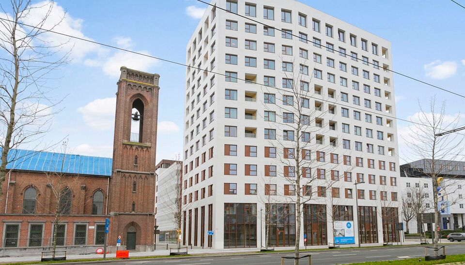 Goed en centraal gelegen, vlak bij de Antwerpse studentenwijk, bevindt zich deze volledig ingerichte studentenkamer in Campus Eilandje met een netto rendement 4.5%. Dit stijlvolle complex combineert een hotel, studentenhuisvesting en appartementen in &eacute;&eacute;