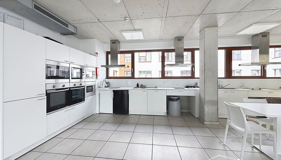 Goed en centraal gelegen, vlak bij de Antwerpse studentenwijk, bevindt zich deze volledig ingerichte studentenkamer in Campus Eilandje met een netto rendement 4.5%. Dit stijlvolle complex combineert een hotel, studentenhuisvesting en appartementen in &eacute;&eacute;