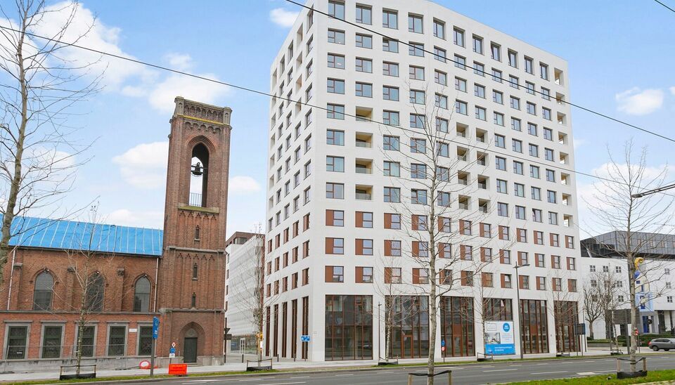 Goed en centraal gelegen, vlak bij de Antwerpse studentenwijk, bevindt zich deze volledig ingerichte studentenkamer in Campus Eilandje met een netto rendement 4.5%. Dit stijlvolle complex combineert een hotel, studentenhuisvesting en appartementen in &eacute;&eacute;