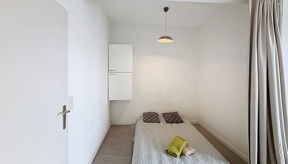 Instapklare, bemeubelde studio vlakbij de Botanische Tuin

Deze lichtrijke studio bevindt zich op een toplocatie, op wandelafstand van de Botanische Tuin, de Oudevaartplaats, het Mechelseplein en de Leopoldplaats.
Bij binnenkomst komt u in de inkomhal, ui