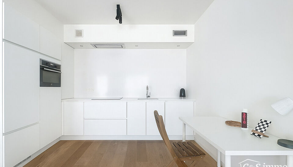 Dit stijlvol afgewerkt studioappartement op de derde verdieping combineert comfort, licht en een topligging op een boogscheut van het MAS en het bruisende Eilandje. 
De leefruimte met open keuken (32 m²) is volledig voorzien van hoogwaardige parketvloere