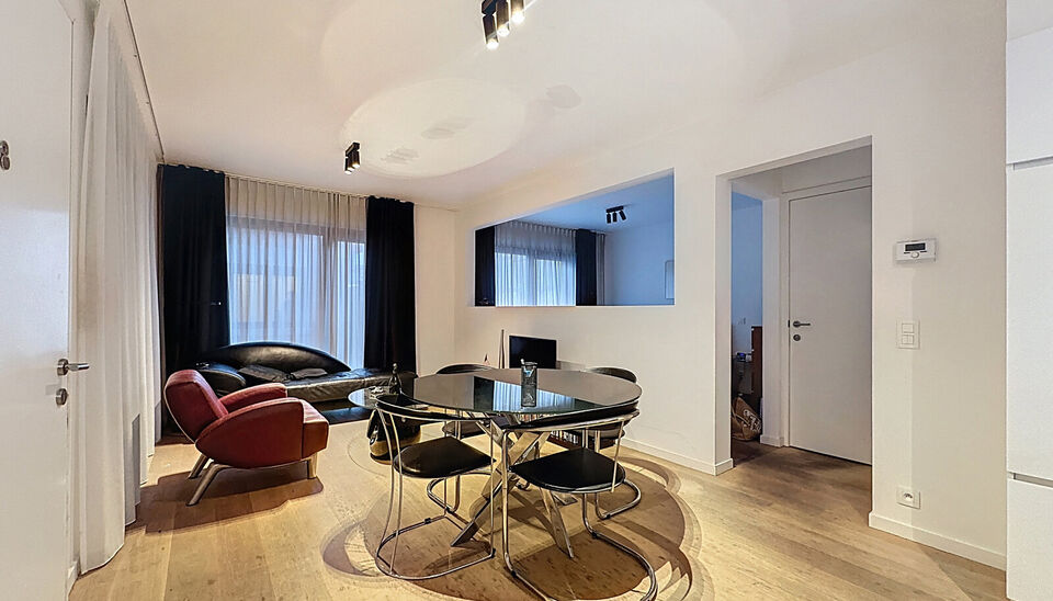 Dit stijlvol afgewerkt studioappartement op de eerste verdieping combineert comfort, licht en een topligging op een boogscheut van het MAS en het bruisende Eilandje. 
De leefruimte met open keuken (32 m&sup2;) is volledig voorzien van hoogwaardige parketvloer