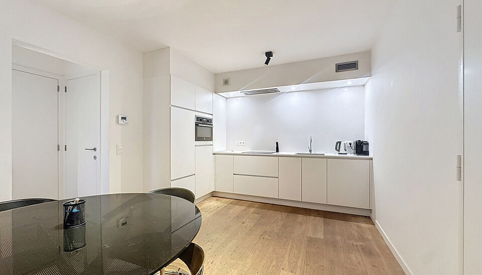 Dit stijlvol afgewerkt studioappartement op de eerste verdieping combineert comfort, licht en een topligging op een boogscheut van het MAS en het bruisende Eilandje. 
De leefruimte met open keuken (32 m&sup2;) is volledig voorzien van hoogwaardige parketvloer