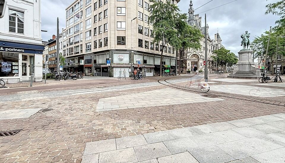 Deze instapklare en smaakvol gemeubelde studio geniet van een uitstekende ligging, op wandelafstand van de Botanische Tuin, de Oudevaartplaats, het Mechelseplein en de Leopoldplaats. Dankzij de centrale locatie bevinden tal van winkels, horecazaken en het