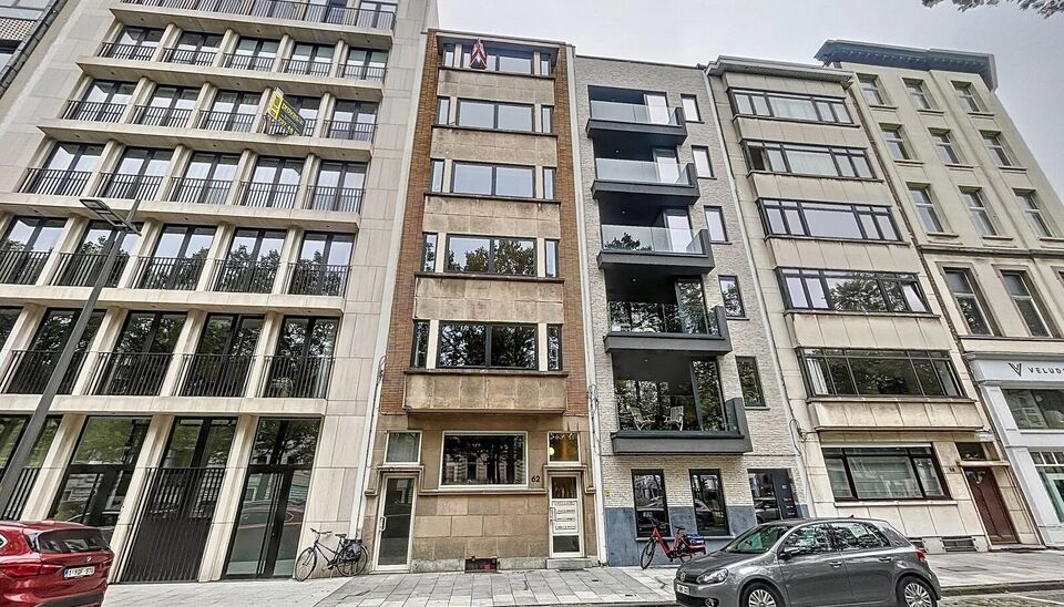 Gelijkvloers gelegen studio appartement met terras en volledig bemeubeld gelegen aan de Britselei. U geniet van een bijzonder rustige ligging achteraan in het gebouw.
De open, ingerichte keuken is voorzien van een kookplaat, dampkap, microgolfoven, oven, 