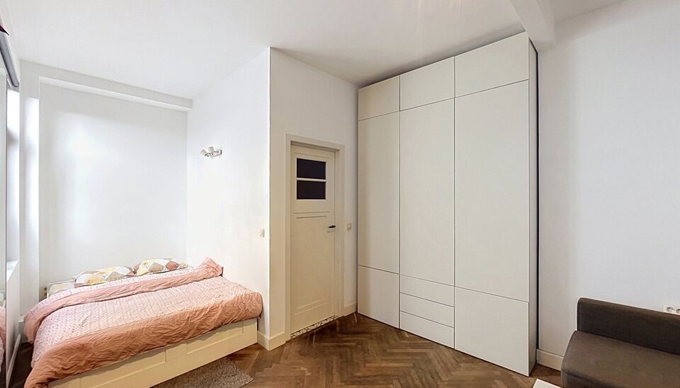 Gelijkvloers gelegen studio appartement met terras en volledig bemeubeld gelegen aan de Britselei. U geniet van een bijzonder rustige ligging achteraan in het gebouw.
De open, ingerichte keuken is voorzien van een kookplaat, dampkap, microgolfoven, oven, 