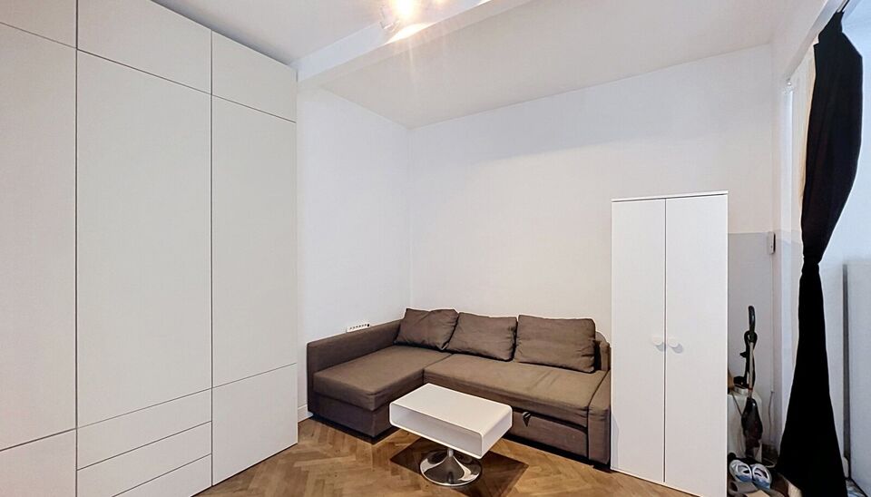 Gelijkvloers gelegen studio appartement met terras en volledig bemeubeld gelegen aan de Britselei. U geniet van een bijzonder rustige ligging achteraan in het gebouw.
De open, ingerichte keuken is voorzien van een kookplaat, dampkap, microgolfoven, oven, 