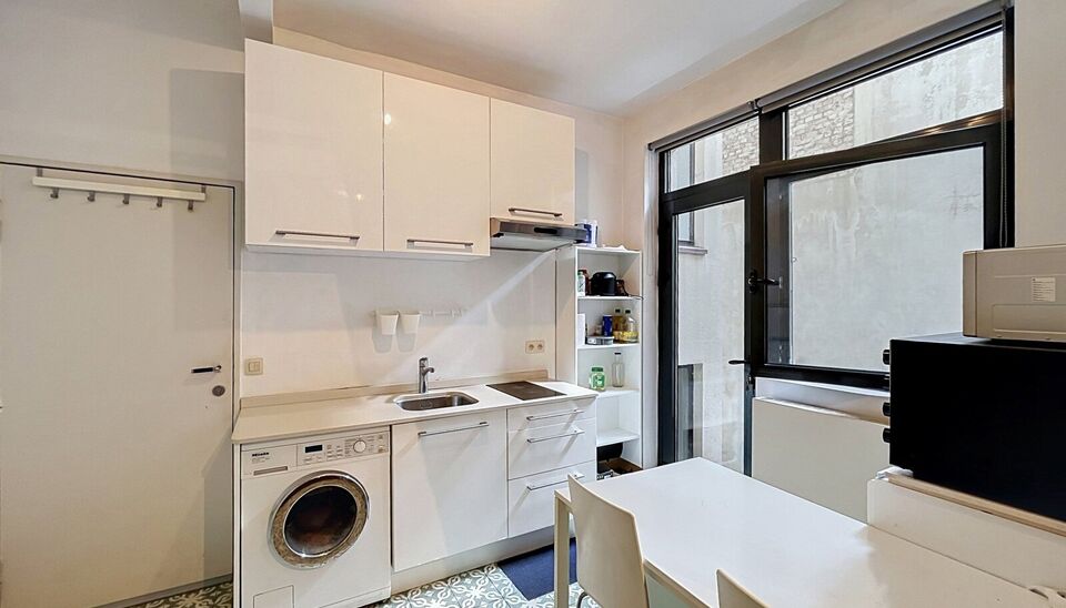 Gelijkvloers gelegen studio appartement met terras en volledig bemeubeld gelegen aan de Britselei. U geniet van een bijzonder rustige ligging achteraan in het gebouw.
De open, ingerichte keuken is voorzien van een kookplaat, dampkap, microgolfoven, oven, 
