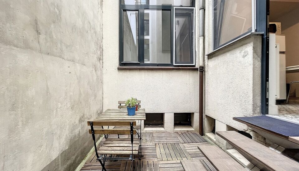 Gelijkvloers gelegen studio appartement met terras en volledig bemeubeld gelegen aan de Britselei. U geniet van een bijzonder rustige ligging achteraan in het gebouw.
De open, ingerichte keuken is voorzien van een kookplaat, dampkap, microgolfoven, oven, 