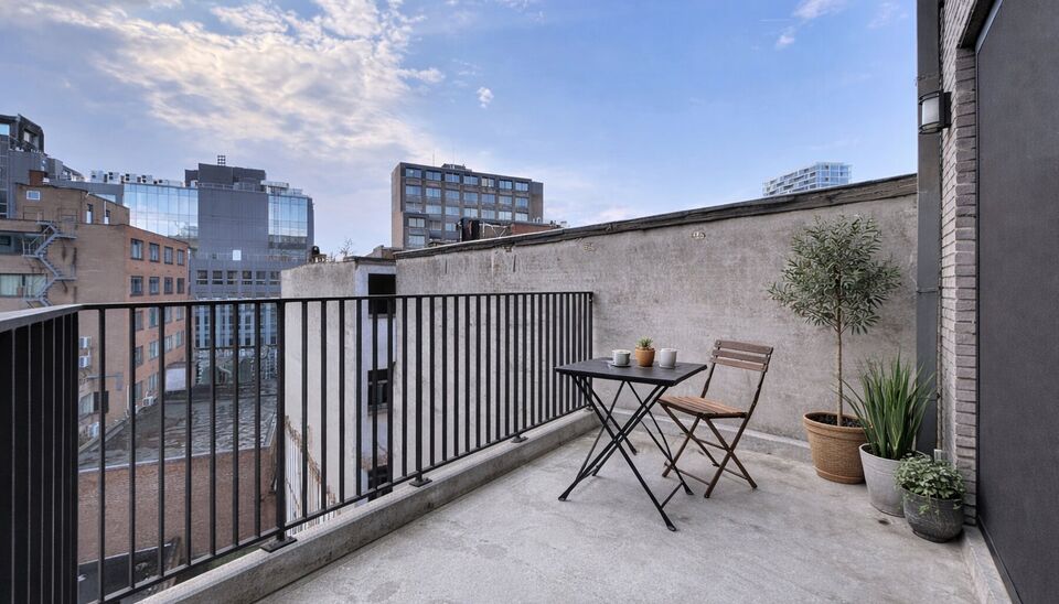 Het appartement bevindt zich op de zesde verdieping, achteraan in residentie KPlaza, een modern, energiezuinig en stijlvol nieuwbouwproject dat werd opgeleverd in 2019. Bij het betreden van de leefruimte valt meteen de mooie parketvloer op, evenals de kwa