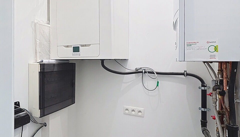Het appartement bevindt zich op de zesde verdieping, achteraan in residentie KPlaza, een modern, energiezuinig en stijlvol nieuwbouwproject dat werd opgeleverd in 2019. Bij het betreden van de leefruimte valt meteen de mooie parketvloer op, evenals de kwa
