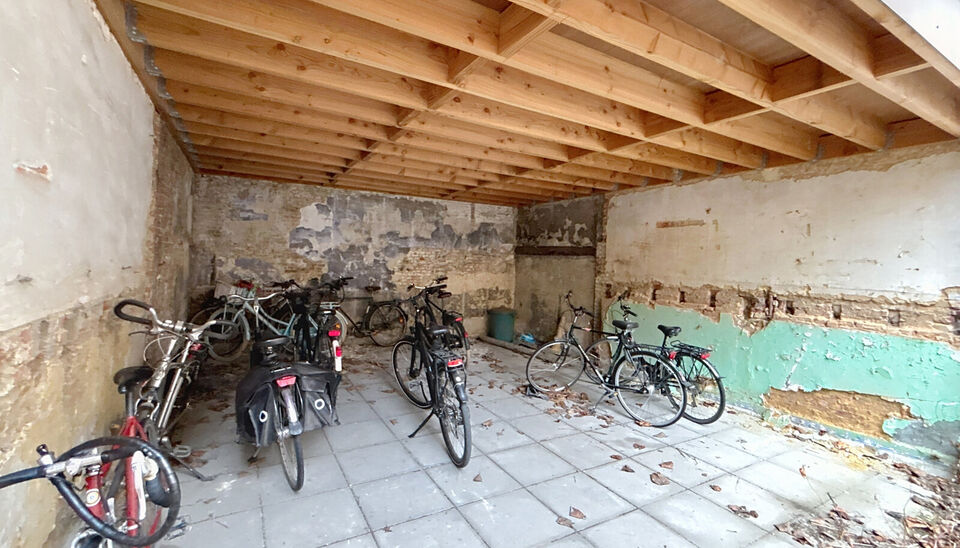 Het appartement bevindt zich op de zesde verdieping, achteraan in residentie KPlaza, een modern, energiezuinig en stijlvol nieuwbouwproject dat werd opgeleverd in 2019. Bij het betreden van de leefruimte valt meteen de mooie parketvloer op, evenals de kwa