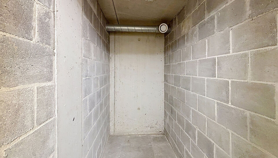 Het appartement bevindt zich op de zesde verdieping, achteraan in residentie KPlaza, een modern, energiezuinig en stijlvol nieuwbouwproject dat werd opgeleverd in 2019. Bij het betreden van de leefruimte valt meteen de mooie parketvloer op, evenals de kwa