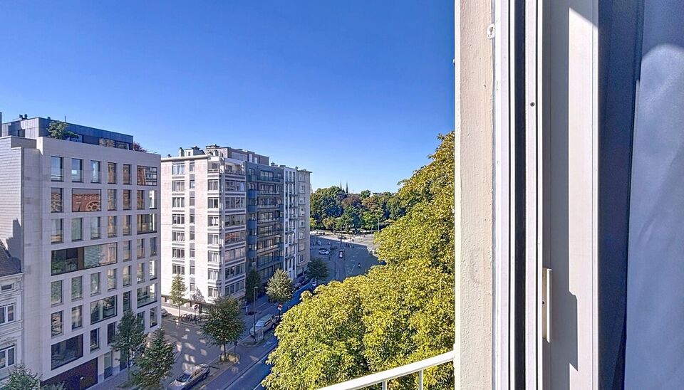 Deze studio ligt vlakbij het stadspark en het mooie Zurenborg en biedt een mooi uitzicht over de stad vanuit de 7e verdieping.
Vanop het zuidwestelijk georiënteerde terras geniet u van een open zicht alsook zijzicht op het park. 
Lichtrijke woonkamer op 