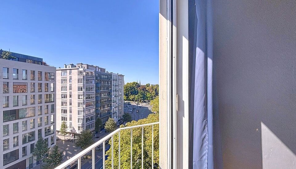 Deze studio ligt vlakbij het stadspark en het mooie Zurenborg en biedt een mooi uitzicht over de stad vanuit de 7e verdieping.
Vanop het zuidwestelijk georiënteerde terras geniet u van een open zicht alsook zijzicht op het park. 
Lichtrijke woonkamer op 