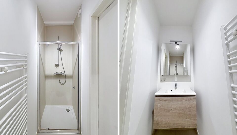 Het appartement bevindt zich op de zesde verdieping, achteraan in residentie KPlaza, een modern, energiezuinig en stijlvol nieuwbouwproject dat werd opgeleverd in 2019. Bij het betreden van de leefruimte valt meteen de mooie parketvloer op, evenals de kwa