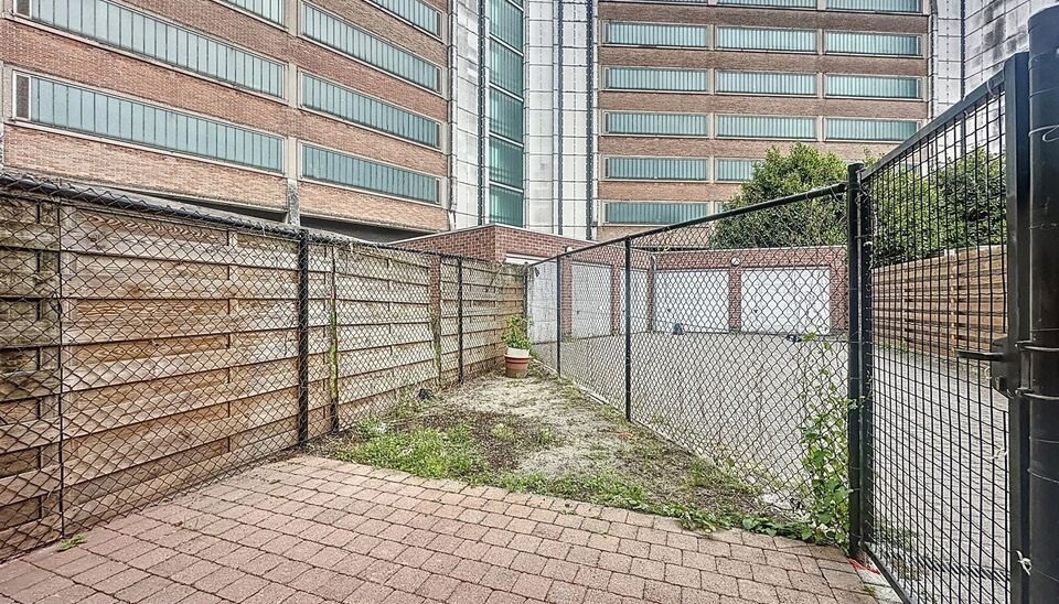 Deze prachtig gerenoveerde studio op de gelijkvloerse verdieping is een unieke kans voor wie op zoek is naar comfort, modern wonen én een buitenruimte. De woning is volledig vernieuwd en afgewerkt met kwalitatieve materialen, waardoor ze meteen instapkla