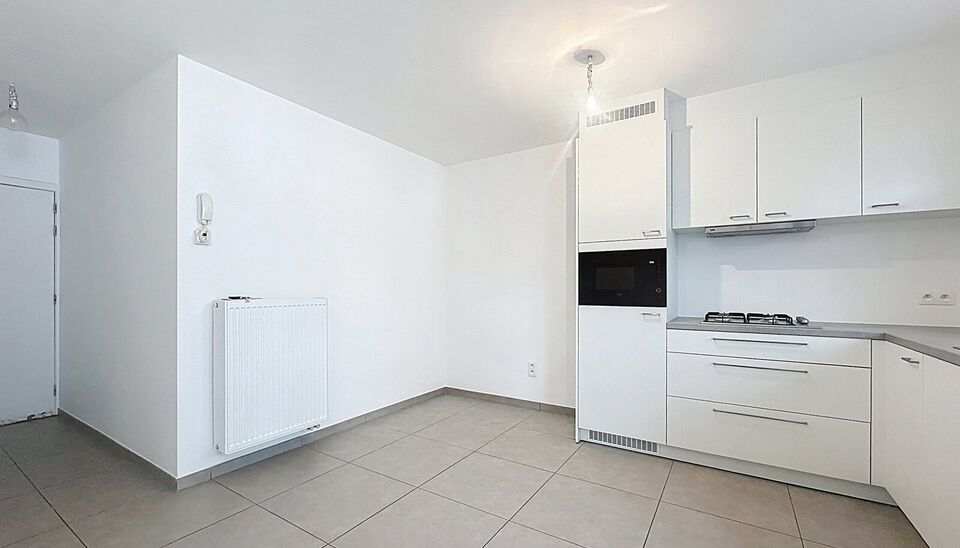 Deze prachtig gerenoveerde studio op de gelijkvloerse verdieping is een unieke kans voor wie op zoek is naar comfort, modern wonen én een buitenruimte. De woning is volledig vernieuwd en afgewerkt met kwalitatieve materialen, waardoor ze meteen instapkla