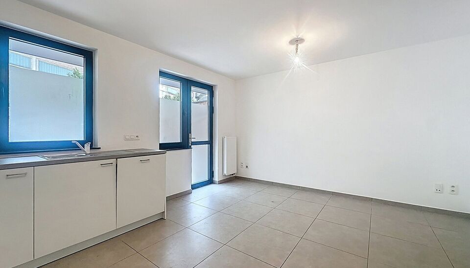 Deze prachtig gerenoveerde studio op de gelijkvloerse verdieping is een unieke kans voor wie op zoek is naar comfort, modern wonen én een buitenruimte. De woning is volledig vernieuwd en afgewerkt met kwalitatieve materialen, waardoor ze meteen instapkla
