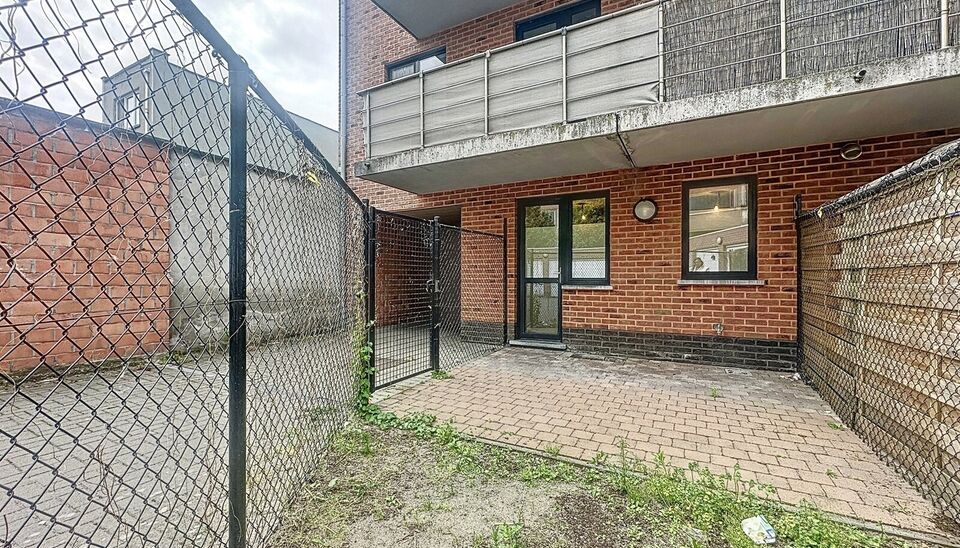 Deze prachtig gerenoveerde studio op de gelijkvloerse verdieping is een unieke kans voor wie op zoek is naar comfort, modern wonen én een buitenruimte. De woning is volledig vernieuwd en afgewerkt met kwalitatieve materialen, waardoor ze meteen instapkla