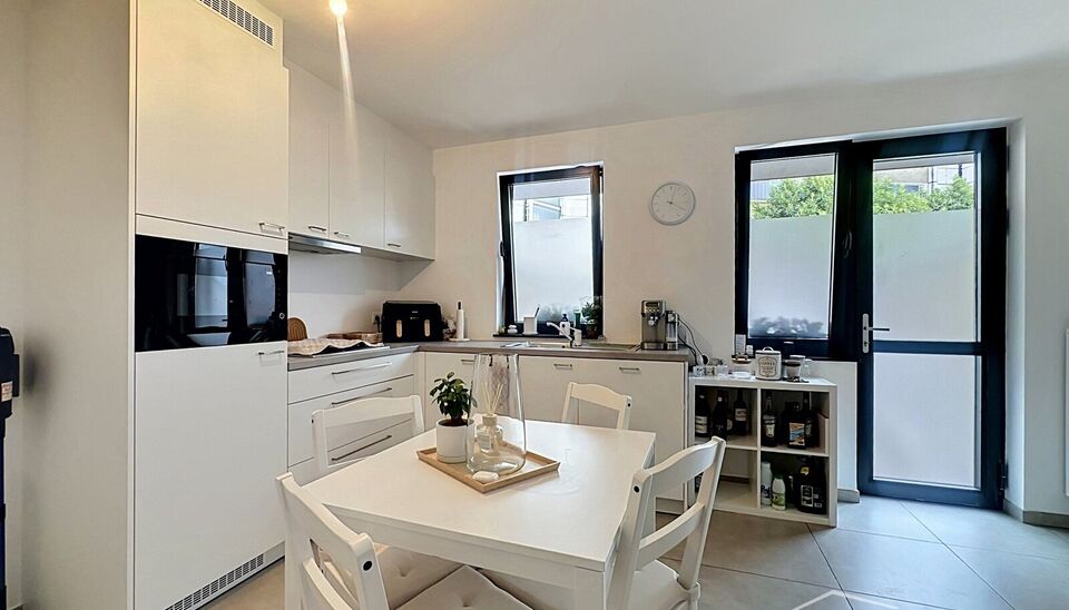 Deze prachtig gerenoveerde studio op de gelijkvloerse verdieping is een unieke kans voor wie op zoek is naar comfort, modern wonen &eacute;n een buitenruimte. De woning is volledig vernieuwd en afgewerkt met kwalitatieve materialen, waardoor ze meteen instapkla