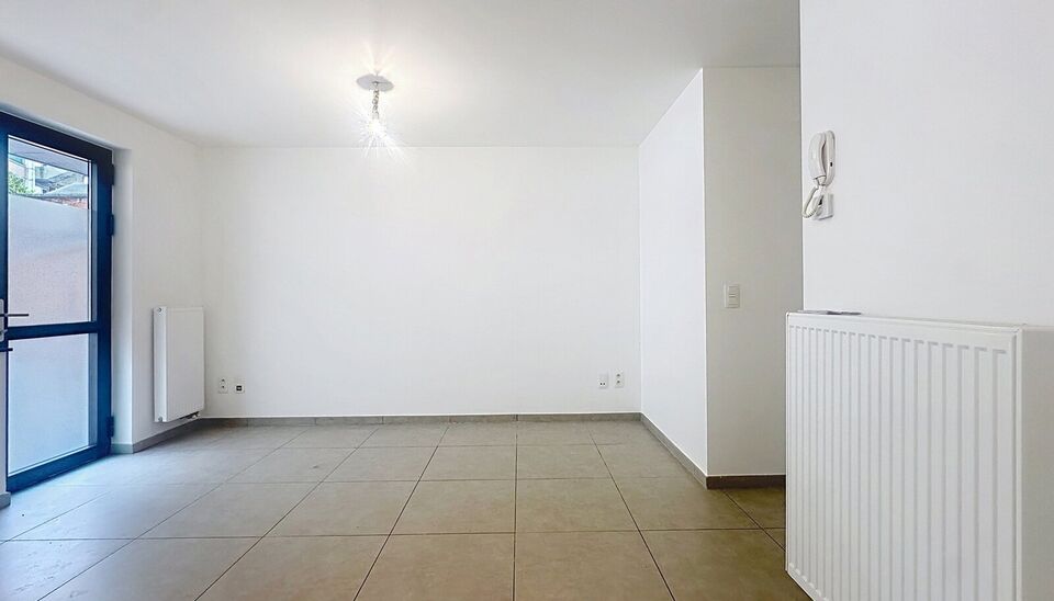 Deze prachtig gerenoveerde studio op de gelijkvloerse verdieping is een unieke kans voor wie op zoek is naar comfort, modern wonen &eacute;n een buitenruimte. De woning is volledig vernieuwd en afgewerkt met kwalitatieve materialen, waardoor ze meteen instapkla