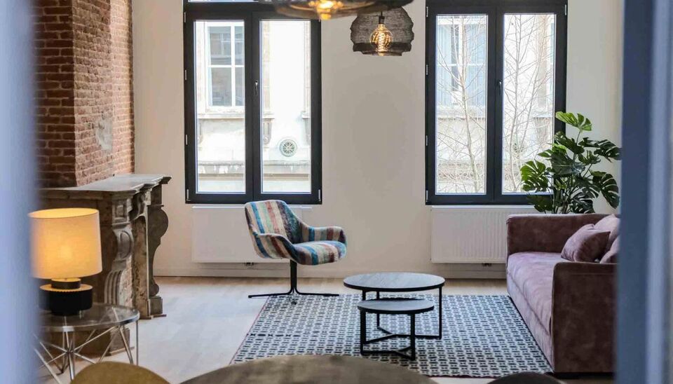 Dit grote authentieke appartement werd volledig gerenoveerd en biedt en zee van ruimte. Pal gelegen in centrum Antwerpen nabij Meir en Operaplein. Via de centrale inkomhal bereikbare je de grote open woonruimte op parket. Deel hiervan is de trendy open in