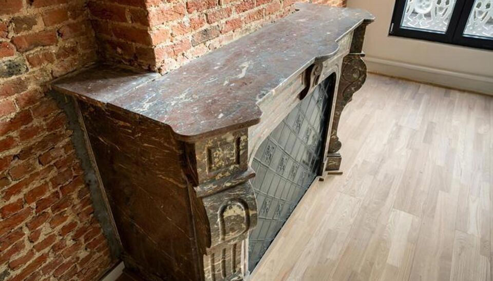 Dit grote authentieke appartement werd volledig gerenoveerd en biedt en zee van ruimte. Pal gelegen in centrum Antwerpen nabij Meir en Operaplein. Via de centrale inkomhal bereikbare je de grote open woonruimte op parket. Deel hiervan is de trendy open in