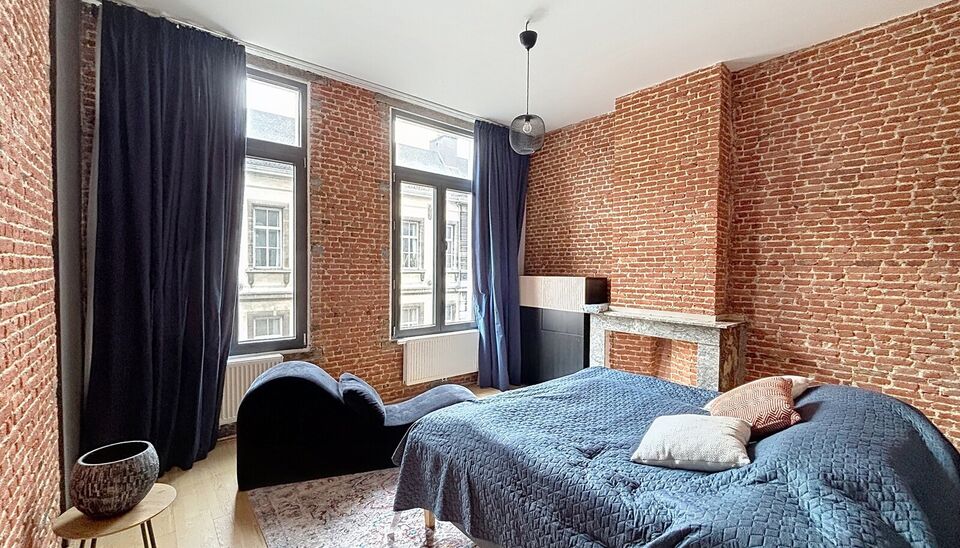 Dit grote authentieke appartement werd volledig gerenoveerd en biedt en zee van ruimte. Pal gelegen in centrum Antwerpen nabij Meir en Operaplein. Via de centrale inkomhal bereikbare je de grote open woonruimte op parket. Deel hiervan is de trendy open in