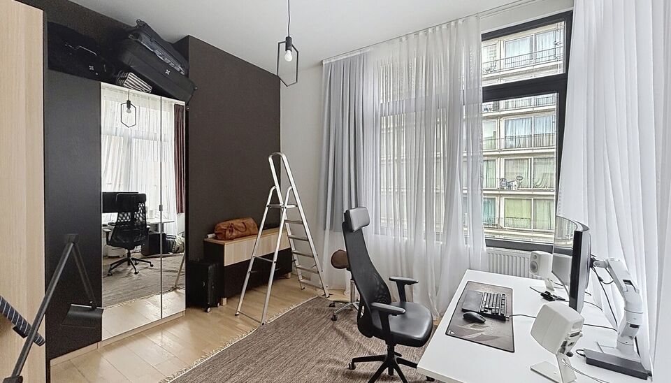 Dit grote authentieke appartement werd volledig gerenoveerd en biedt en zee van ruimte. Pal gelegen in centrum Antwerpen nabij Meir en Operaplein. Via de centrale inkomhal bereikbare je de grote open woonruimte op parket. Deel hiervan is de trendy open in