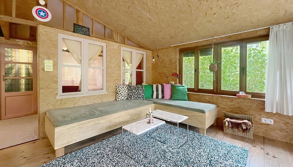 In de weekendzone van Essen-Klein Horendonk, verscholen in de natuur en omgeven door rust, bevindt zich dit charmante tiny house op een royaal, zuidgericht perceel van maar liefst 4.044 m². De woning is instapklaar en deels voorzien van maatmeubilair, wa