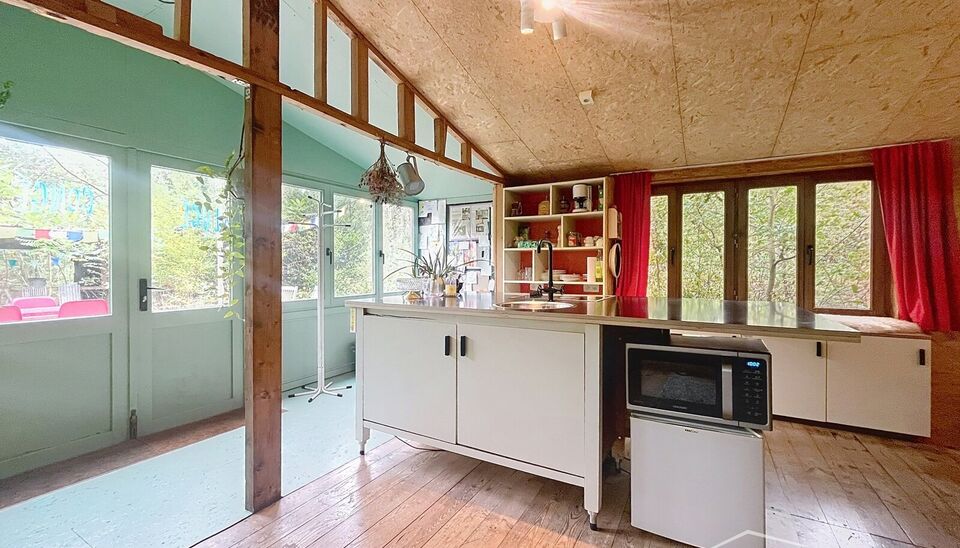 In de weekendzone van Essen-Klein Horendonk, verscholen in de natuur en omgeven door rust, bevindt zich dit charmante tiny house op een royaal, zuidgericht perceel van maar liefst 4.044 m². De woning is instapklaar en deels voorzien van maatmeubilair, wa
