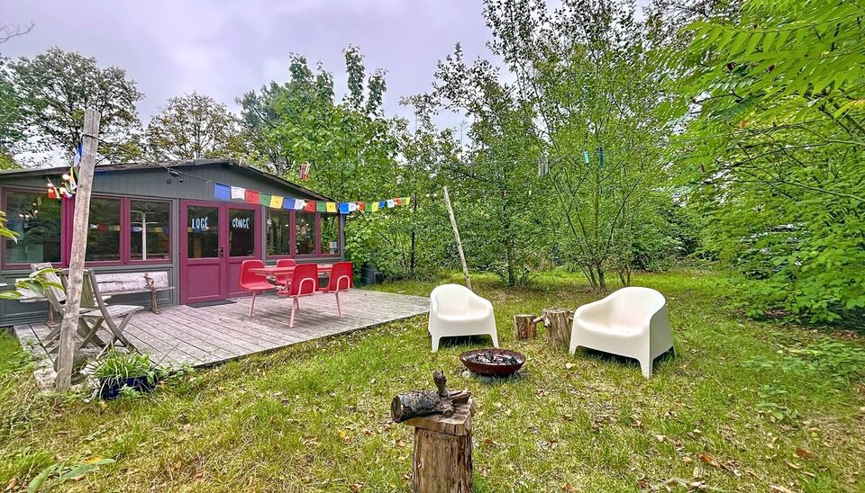 In de weekendzone van Essen-Klein Horendonk, verscholen in de natuur en omgeven door rust, bevindt zich dit charmante tiny house op een royaal, zuidgericht perceel van maar liefst 4.044 m². De woning is instapklaar en deels voorzien van maatmeubilair, wa