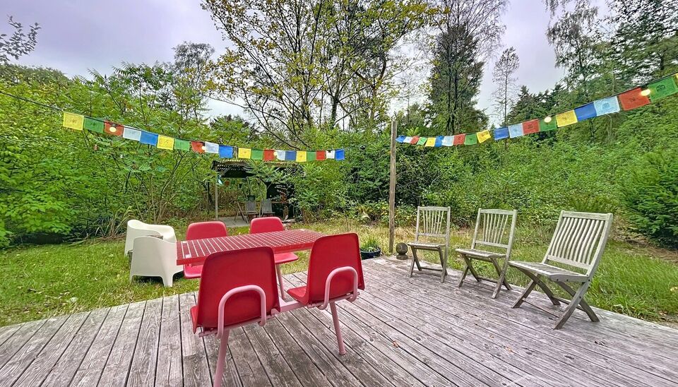 In de weekendzone van Essen-Klein Horendonk, verscholen in de natuur en omgeven door rust, bevindt zich dit charmante tiny house op een royaal, zuidgericht perceel van maar liefst 4.044 m². De woning is instapklaar en deels voorzien van maatmeubilair, wa