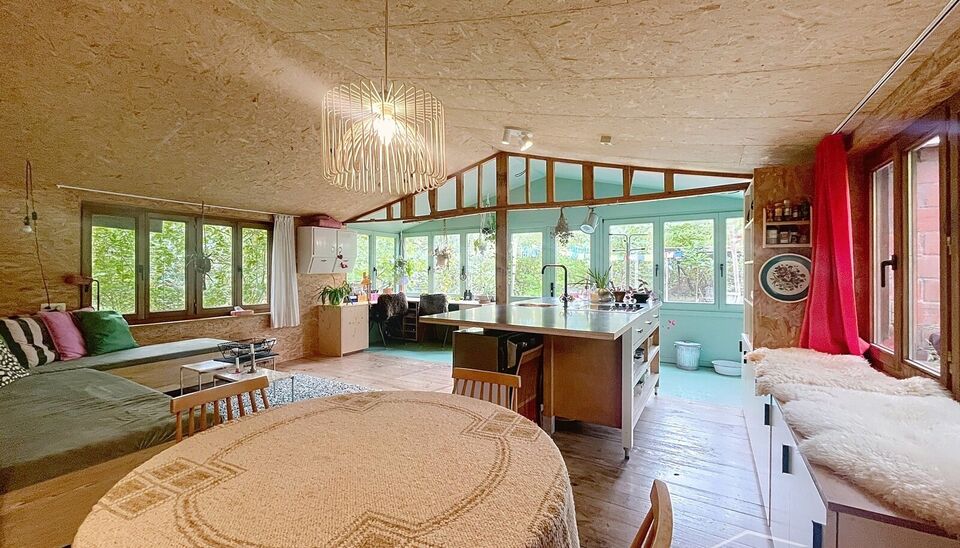 In de weekendzone van Essen-Klein Horendonk, verscholen in de natuur en omgeven door rust, bevindt zich dit charmante tiny house op een royaal, zuidgericht perceel van maar liefst 4.044 m². De woning is instapklaar en deels voorzien van maatmeubilair, wa