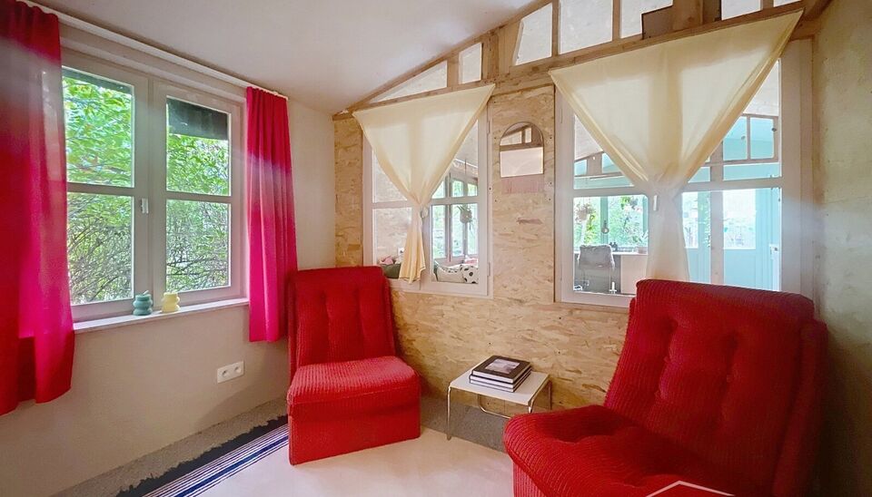 In de weekendzone van Essen-Klein Horendonk, verscholen in de natuur en omgeven door rust, bevindt zich dit charmante tiny house op een royaal, zuidgericht perceel van maar liefst 4.044 m². De woning is instapklaar en deels voorzien van maatmeubilair, wa