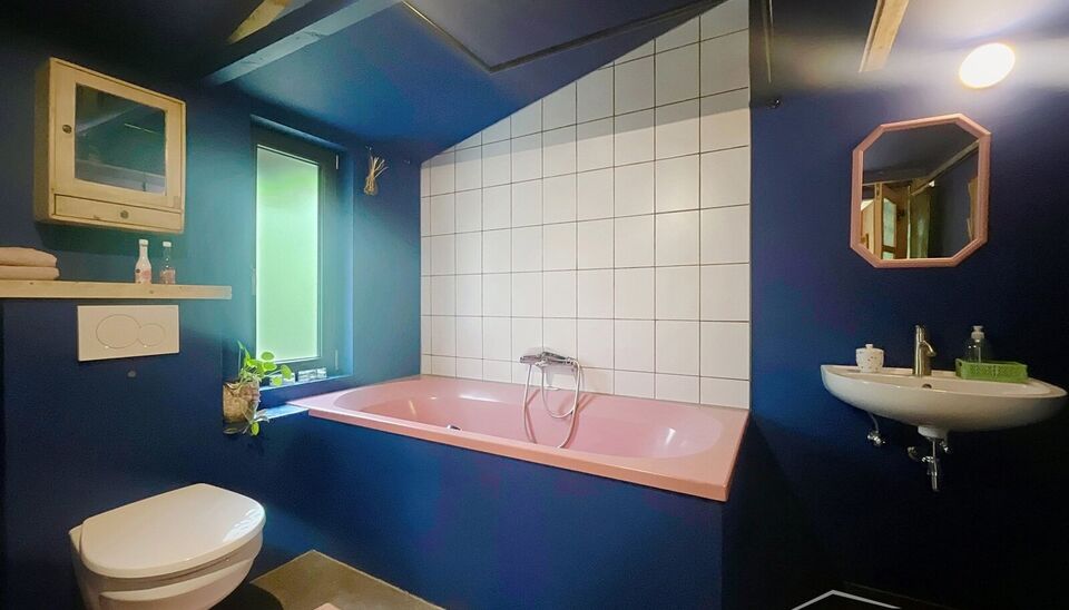 In de weekendzone van Essen-Klein Horendonk, verscholen in de natuur en omgeven door rust, bevindt zich dit charmante tiny house op een royaal, zuidgericht perceel van maar liefst 4.044 m². De woning is instapklaar en deels voorzien van maatmeubilair, wa