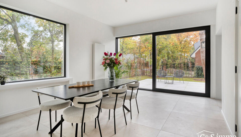 Een lichtrijke karaktervolle open bebouwing met zonnige tuin op 560m&sup2;. De woning is gerenoveerd in 2025 en gelegen op de grens met Vriesdonk op wandelafstand van het centrum.
De lichtrijke inkomhal verwelkomt u en zet meteen de toon voor het warme interi