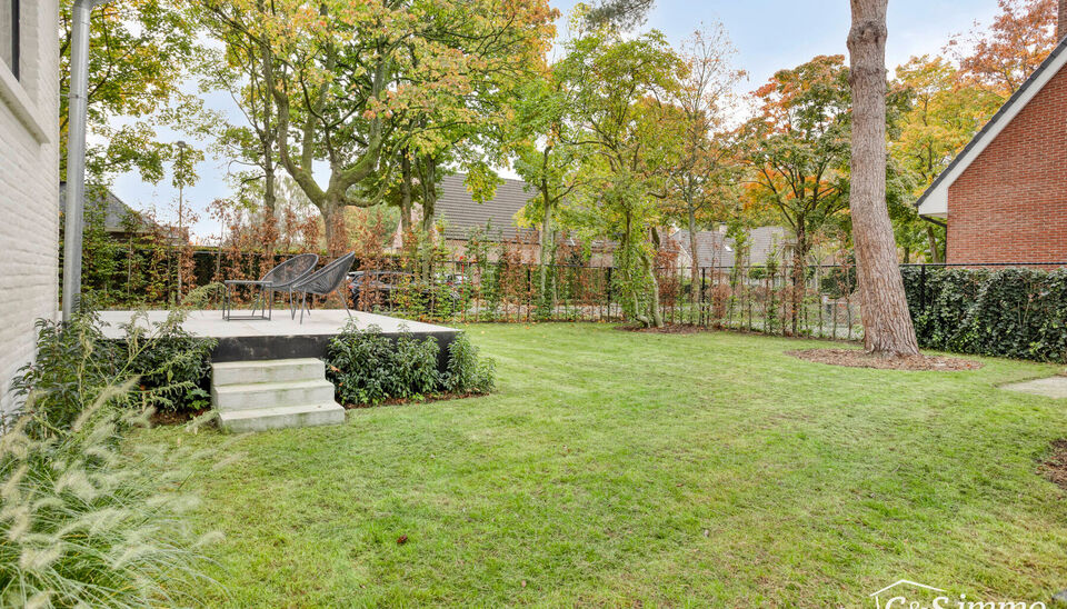 Een lichtrijke karaktervolle open bebouwing met zonnige tuin op 560m&sup2;. De woning is gerenoveerd in 2025 en gelegen op de grens met Vriesdonk op wandelafstand van het centrum.
De lichtrijke inkomhal verwelkomt u en zet meteen de toon voor het warme interi