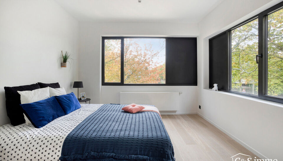 Een lichtrijke karaktervolle open bebouwing met zonnige tuin op 560m&sup2;. De woning is gerenoveerd in 2025 en gelegen op de grens met Vriesdonk op wandelafstand van het centrum.
De lichtrijke inkomhal verwelkomt u en zet meteen de toon voor het warme interi