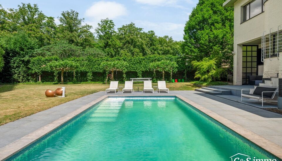 Karaktervolle Art-Deco villa met potentieel op toplocatie
In een geliefde en goed bereikbare omgeving vindt u deze ruime villa in authentieke Art-Deco stijl (vroeger dokterswoning)  Dankzij de royale ruimtes en veelzijdige indeling biedt deze woning tal v