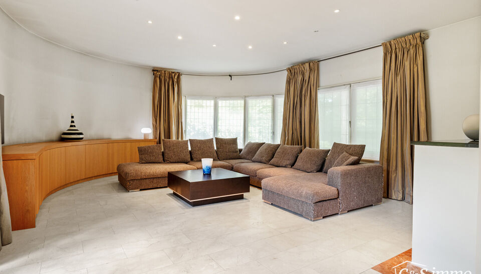 Karaktervolle Art-Deco villa met potentieel op toplocatie
In een geliefde en goed bereikbare omgeving vindt u deze ruime villa in authentieke Art-Deco stijl (vroeger dokterswoning)  Dankzij de royale ruimtes en veelzijdige indeling biedt deze woning tal v