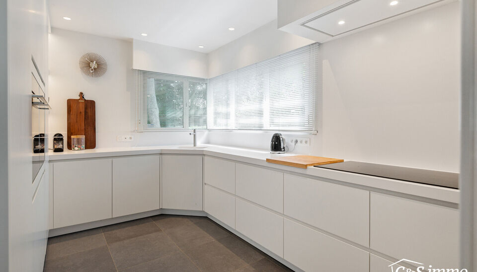 Karaktervolle Art-Deco villa met potentieel op toplocatie
In een geliefde en goed bereikbare omgeving vindt u deze ruime villa in authentieke Art-Deco stijl (vroeger dokterswoning)  Dankzij de royale ruimtes en veelzijdige indeling biedt deze woning tal v