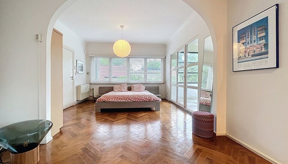 Karaktervolle Art-Deco villa met potentieel op toplocatie
In een geliefde en goed bereikbare omgeving vindt u deze ruime villa in authentieke Art-Deco stijl (vroeger dokterswoning)  Dankzij de royale ruimtes en veelzijdige indeling biedt deze woning tal v