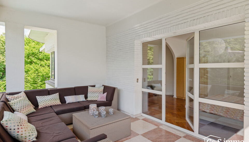 Karaktervolle Art-Deco villa met potentieel op toplocatie
In een geliefde en goed bereikbare omgeving vindt u deze ruime villa in authentieke Art-Deco stijl (vroeger dokterswoning)  Dankzij de royale ruimtes en veelzijdige indeling biedt deze woning tal v