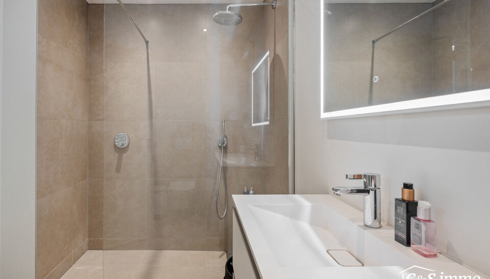 Karaktervolle Art-Deco villa met potentieel op toplocatie
In een geliefde en goed bereikbare omgeving vindt u deze ruime villa in authentieke Art-Deco stijl (vroeger dokterswoning)  Dankzij de royale ruimtes en veelzijdige indeling biedt deze woning tal v