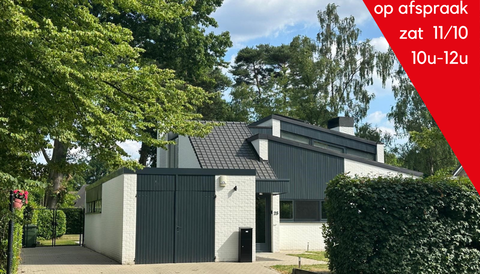 OPENDEURDAG OP AFSPRAAK ZA 11/10 TUSSEN 10U EN 12U
In een rustige, residentiële wijk op een prachtig zuidoostgericht perceel van maar liefst 1.033 m², vinden we deze stijlvolle en lichtrijke villa met een bewoonbare oppervlakte van 275m². De woning wer