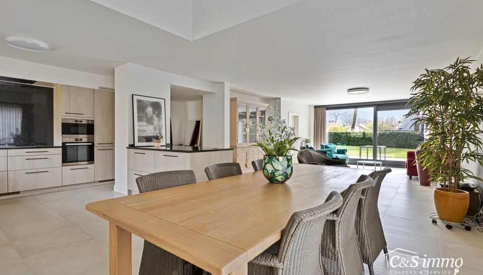 OPENDEURDAG OP AFSPRAAK ZA 11/10 TUSSEN 10U EN 12U
In een rustige, residentiële wijk op een prachtig zuidoostgericht perceel van maar liefst 1.033 m², vinden we deze stijlvolle en lichtrijke villa met een bewoonbare oppervlakte van 275m². De woning wer